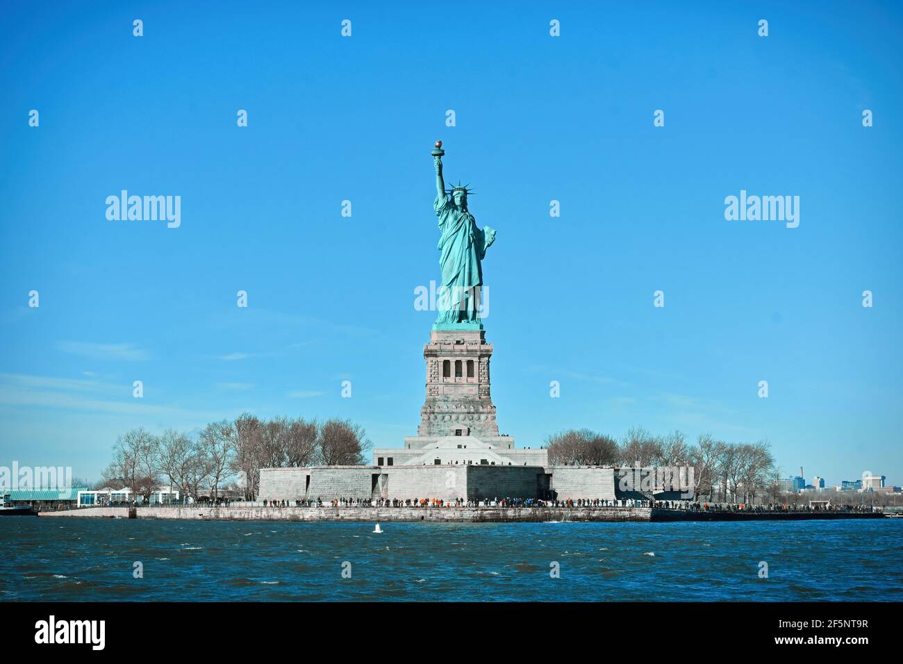 Statua della libertà, colossale scultura neoclassica e conosciuta anche come la libertà che illumina il mondo visto in una crociera sul fiume Hudson, New York, USA Foto Stock
