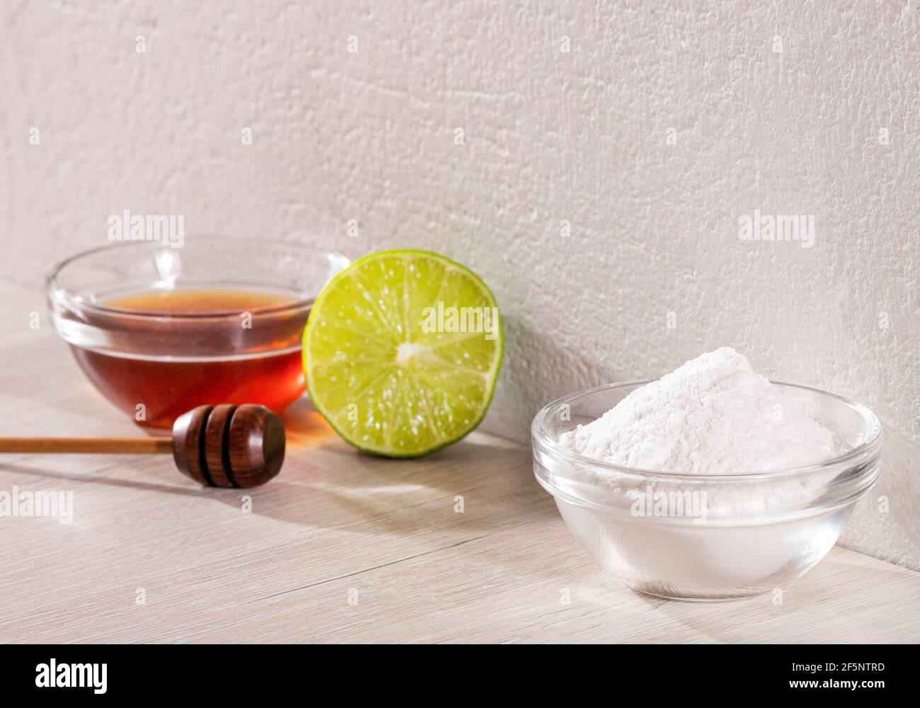 Miele, limone e bicarbonato di sodio per maschera facciale Foto stock -  Alamy