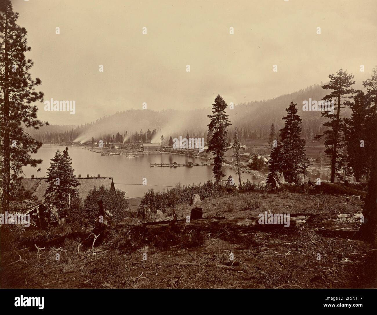 Vista della Baia sica di Gleenbrook, del Lago Tahoe, che mostra i mulini di sega, Breakwater e Steamers di Carson e Tahoe Lumber e Flume Co., anche il Lago Terminus del Lago Tahoe, N.G.R.R.. Carleton Watkins (americano, 1829 - 1916) Foto Stock