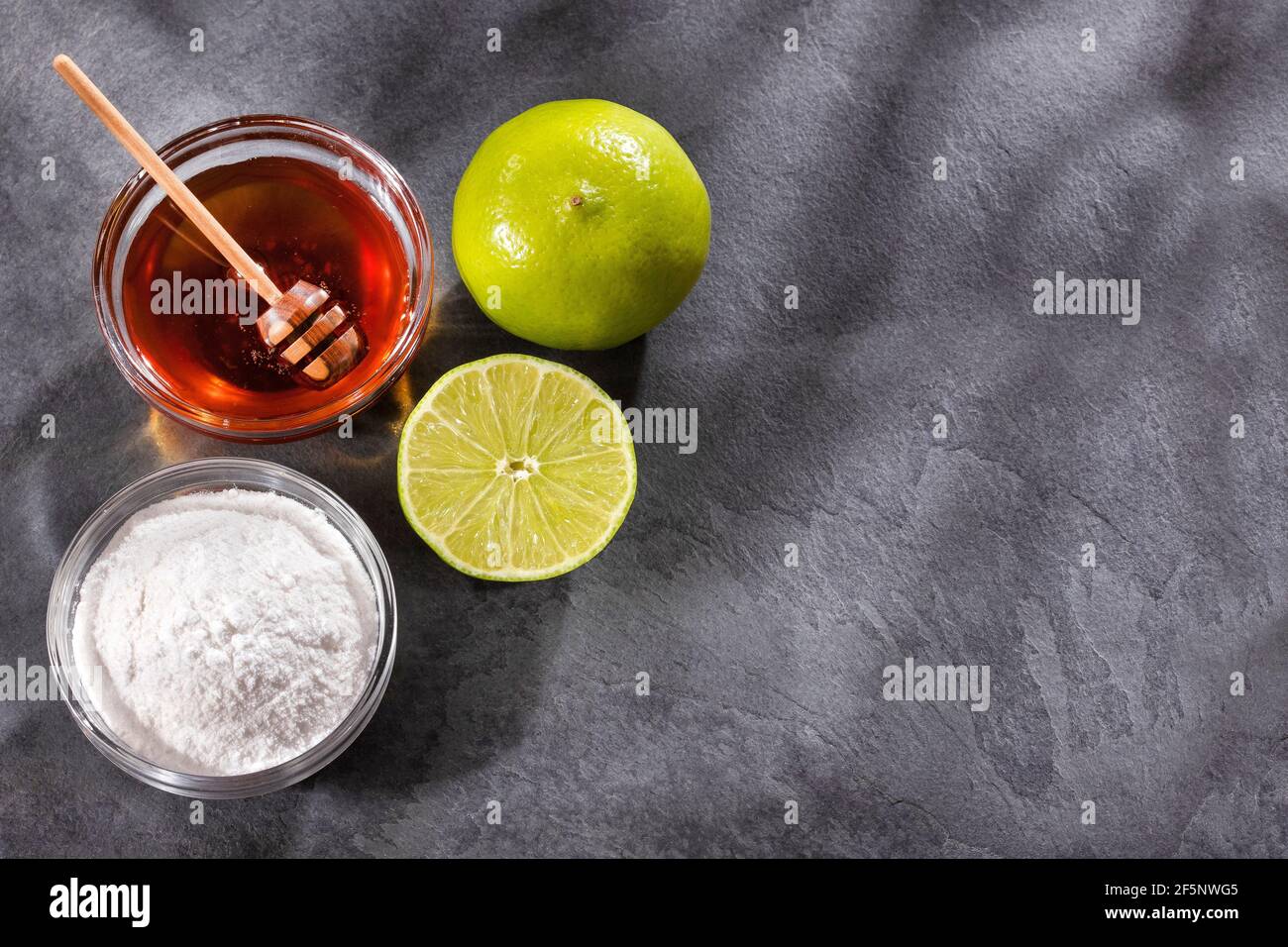 Miele, limone e bicarbonato di sodio per maschera facciale Foto stock -  Alamy