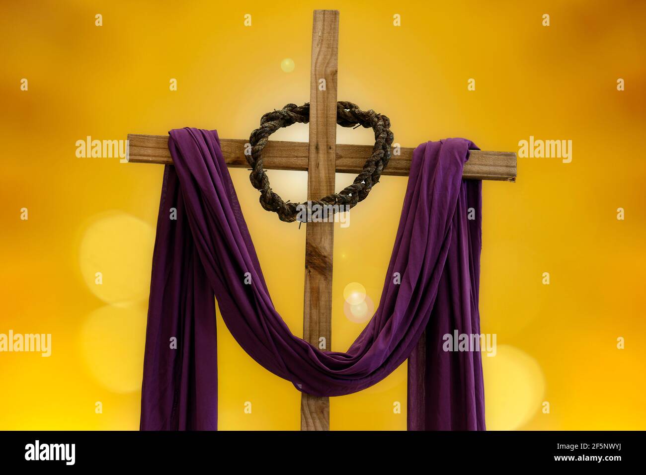 croce di legno con corona di spine e tessuto viola, simboli cattolici,  tempo di quaresima Foto stock - Alamy