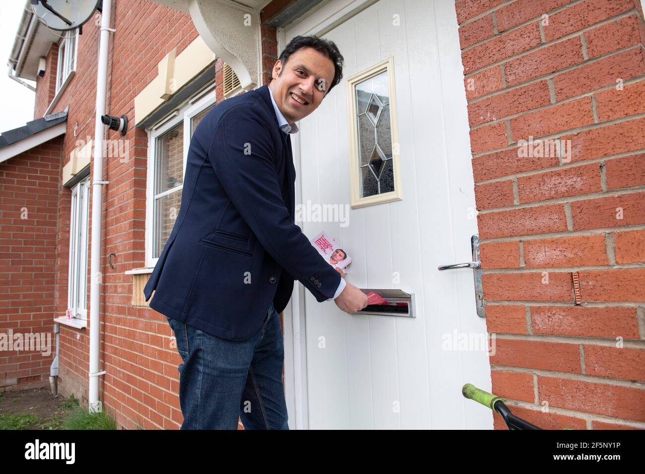 Glasgow, Scozia, Regno Unito. 27 Marzo 2021. NELLA FOTO: ANAS Sarwar MSP, leader del Partito laburista scozzese, che fornisce volantini per la campagna elettorale intorno al quartiere per le prossime elezioni Holyrood 2021. Credit: Colin Fisher/Alamy Live News Foto Stock