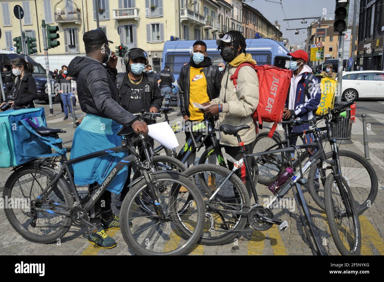 Sciopero nazionale dei motociclisti domestici per la consegna di cibo e dei corrieri e del personale logistico, manifestazione a Milano, marzo 2021 Foto Stock