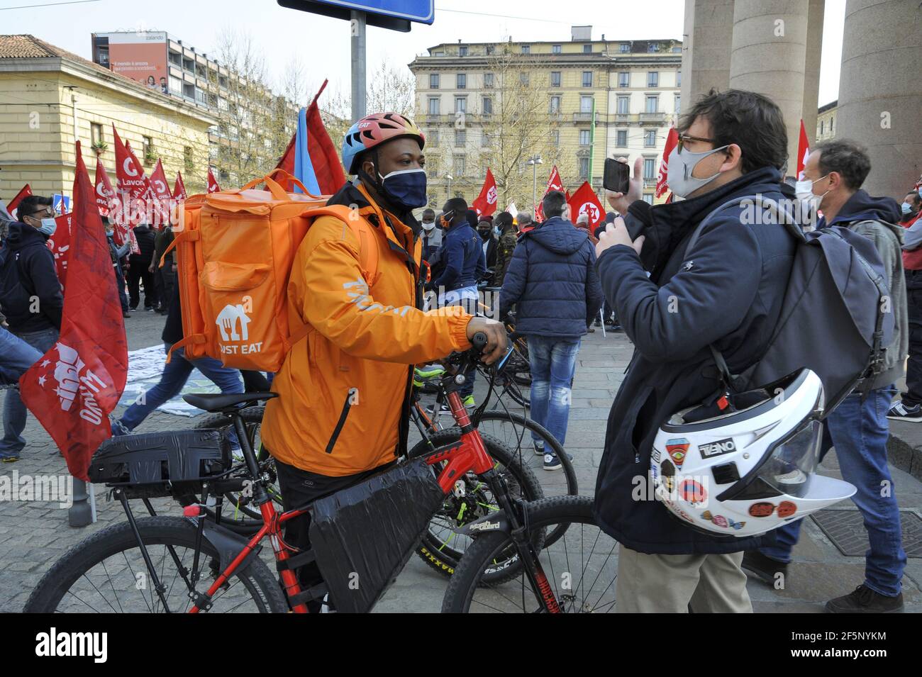 Sciopero nazionale dei motociclisti domestici per la consegna di cibo e dei corrieri e del personale logistico, manifestazione a Milano, marzo 2021 Foto Stock