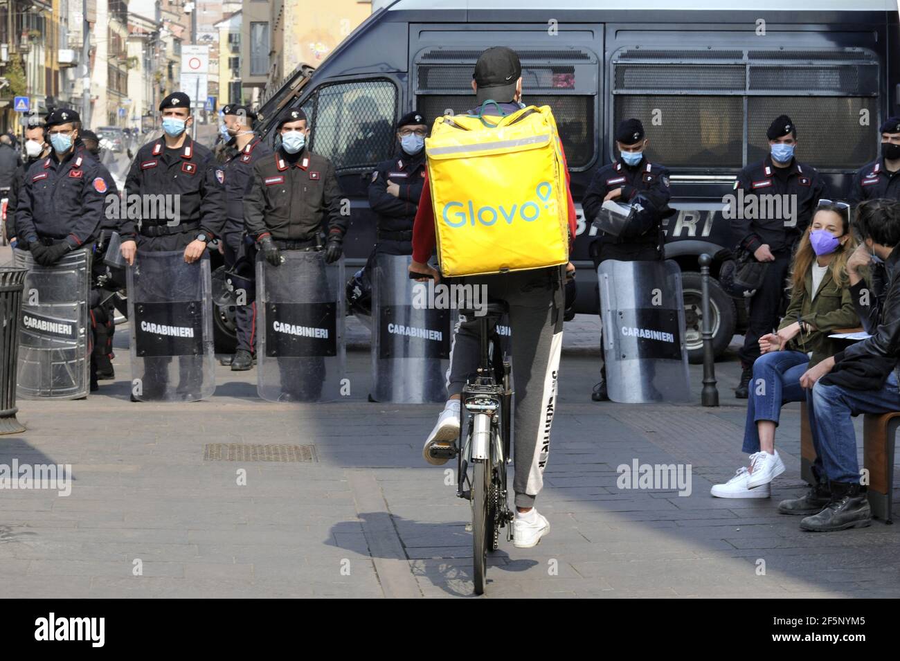 Sciopero nazionale dei motociclisti domestici per la consegna di cibo e dei corrieri e del personale logistico, manifestazione a Milano, marzo 2021 Foto Stock