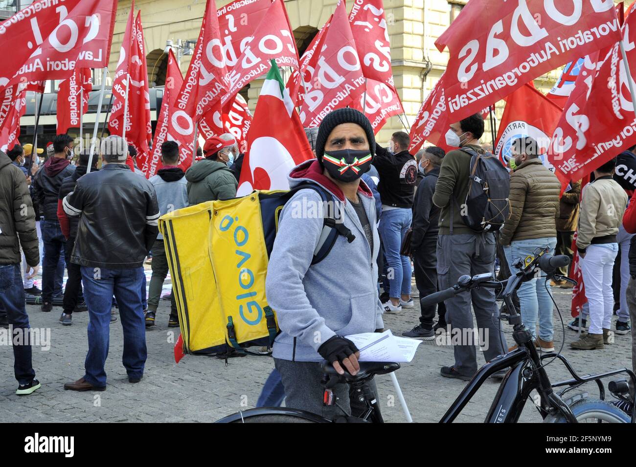 Sciopero nazionale dei motociclisti domestici per la consegna di cibo e dei corrieri e del personale logistico, manifestazione a Milano, marzo 2021 Foto Stock