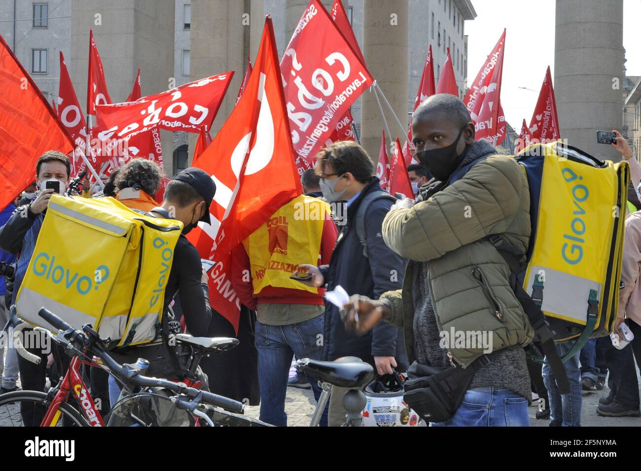 Sciopero nazionale dei motociclisti domestici per la consegna di cibo e dei corrieri e del personale logistico, manifestazione a Milano, marzo 2021 Foto Stock