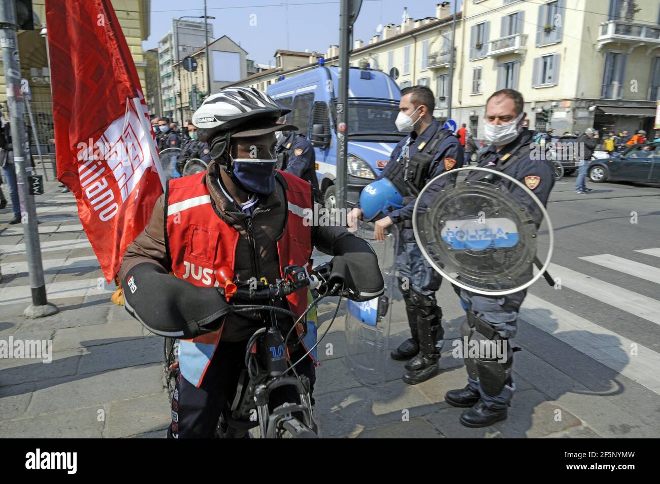 Sciopero nazionale dei motociclisti domestici per la consegna di cibo e dei corrieri e del personale logistico, manifestazione a Milano, marzo 2021 Foto Stock