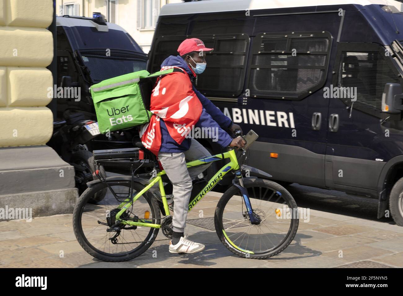 Sciopero nazionale dei motociclisti domestici per la consegna di cibo e dei corrieri e del personale logistico, manifestazione a Milano, marzo 2021 Foto Stock