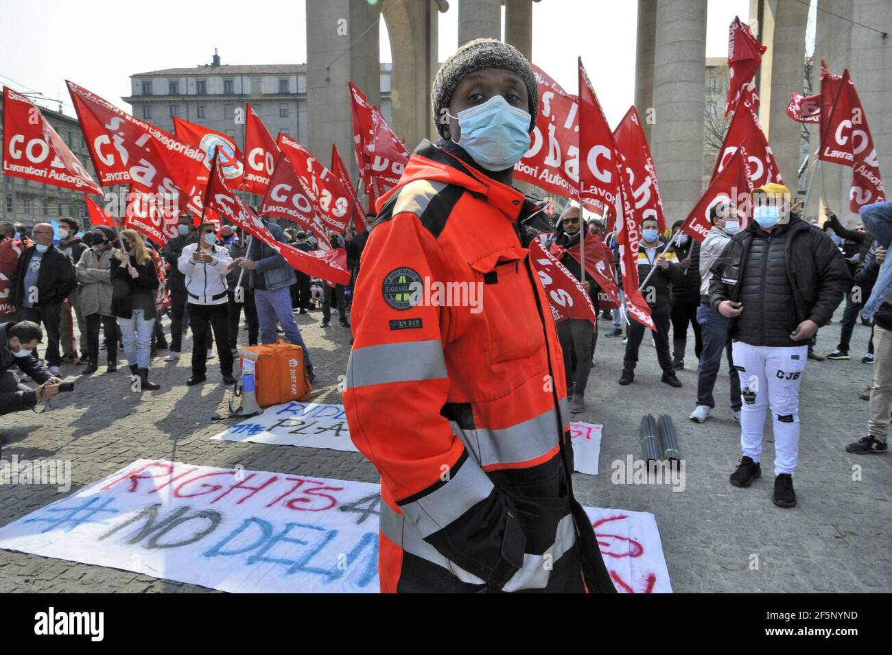 Sciopero nazionale dei motociclisti domestici per la consegna di cibo e dei corrieri e del personale logistico, manifestazione a Milano, marzo 2021 Foto Stock