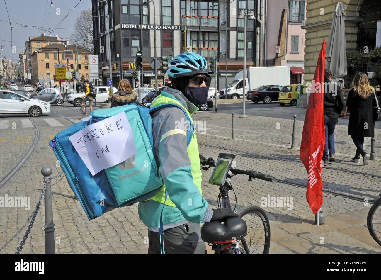 Sciopero nazionale dei motociclisti domestici per la consegna di cibo e dei corrieri e del personale logistico, manifestazione a Milano, marzo 2021 Foto Stock