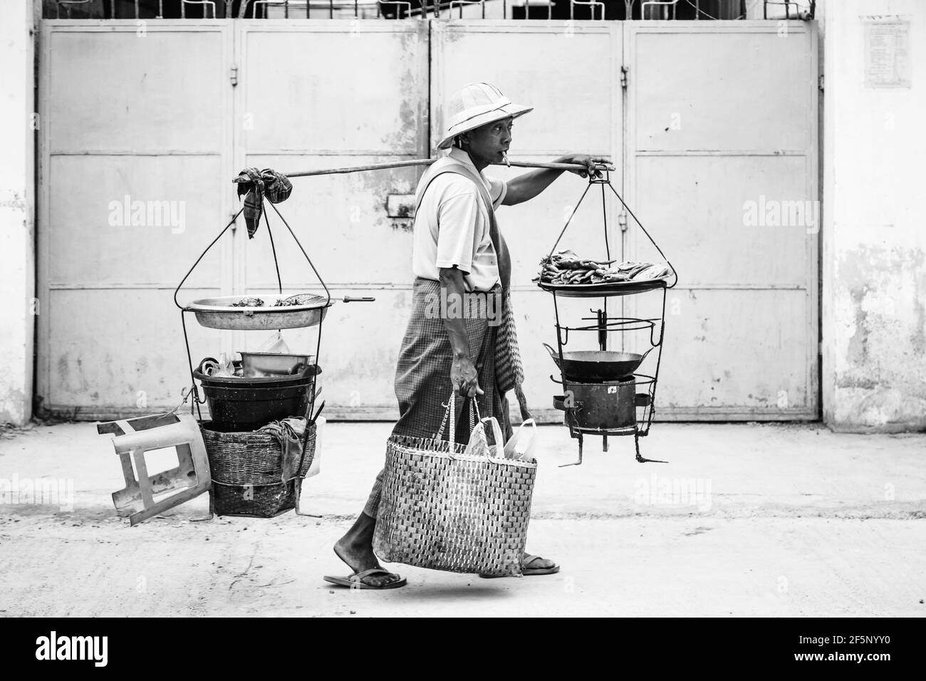 Un birmano fornitore di strada in movimento, Nyaung Shwe, Lago Inle, Stato Shan, Myanmar Foto Stock