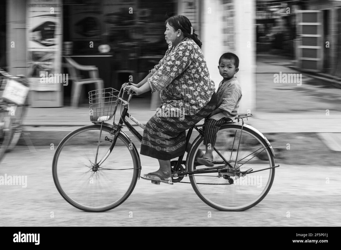 Una donna e bambino su una bicicletta, Nyaung Shwe, Lago Inle, Stato Shan, Myanmar Foto Stock