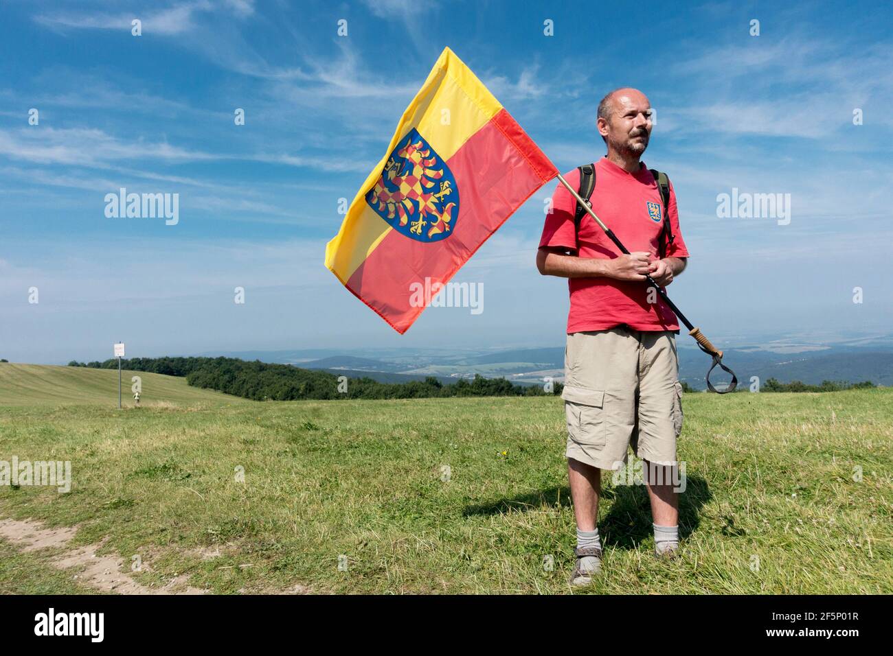 Un uomo con un stemma di aquila Morava La bandiera morava Foto Stock