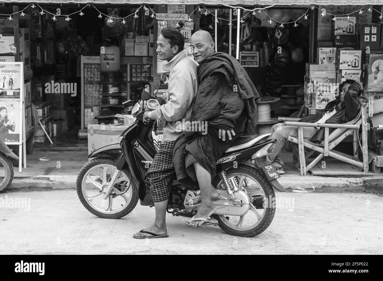 Un monaco buddista sul retro di una motocicletta, Nyaung Shwe, Lago Inle, Stato Shan, Myanmar Foto Stock