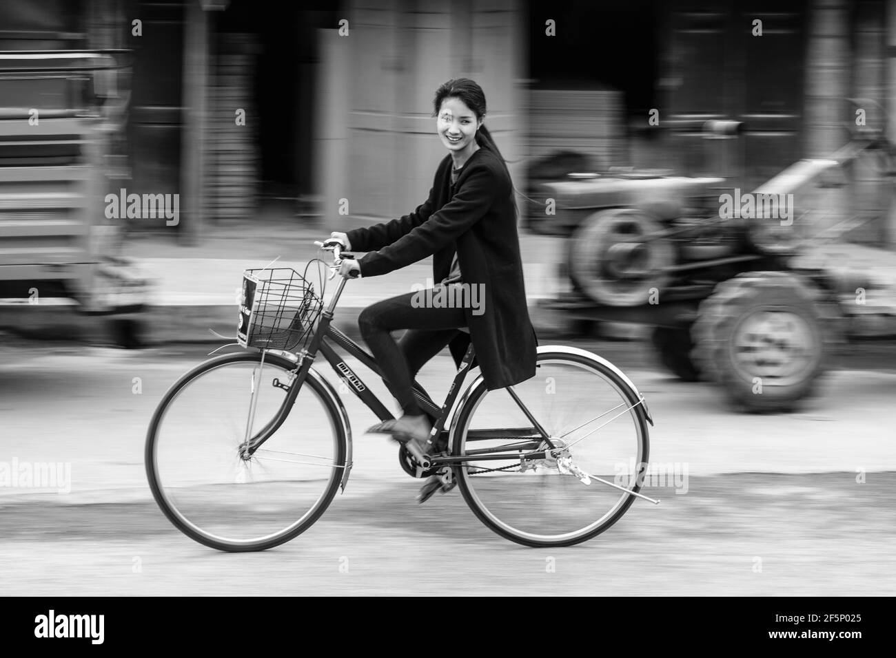 Una giovane donna in sella ad una bicicletta, Nyaung Shwe, Lago Inle, Stato Shan, Myanmar Foto Stock