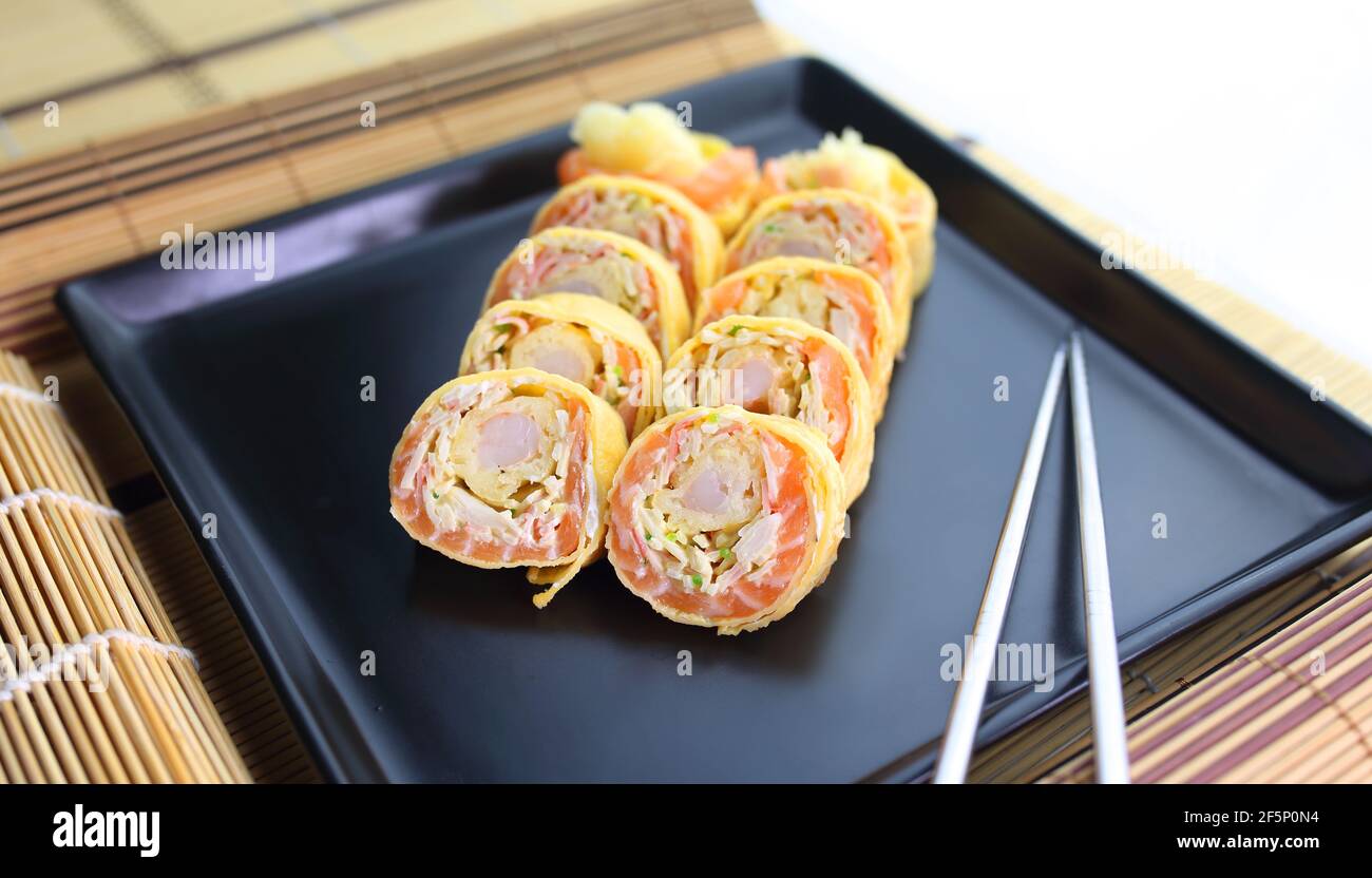 sushi di pesce delizioso e appetitoso con crosta di pasta frittella Foto Stock