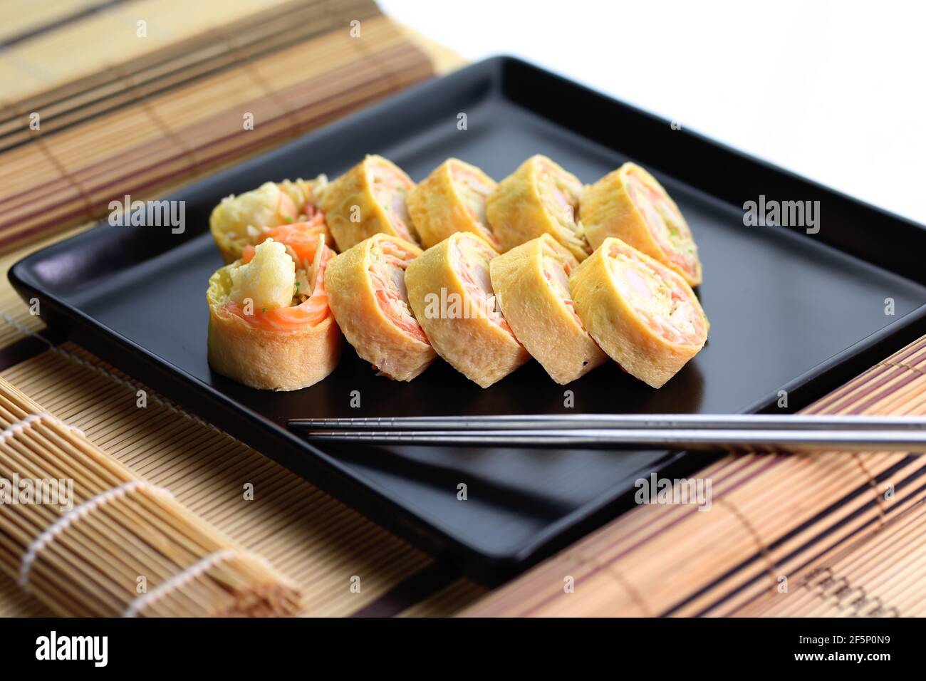 il sushi fatto in casa è servito in modo appetitoso Foto Stock