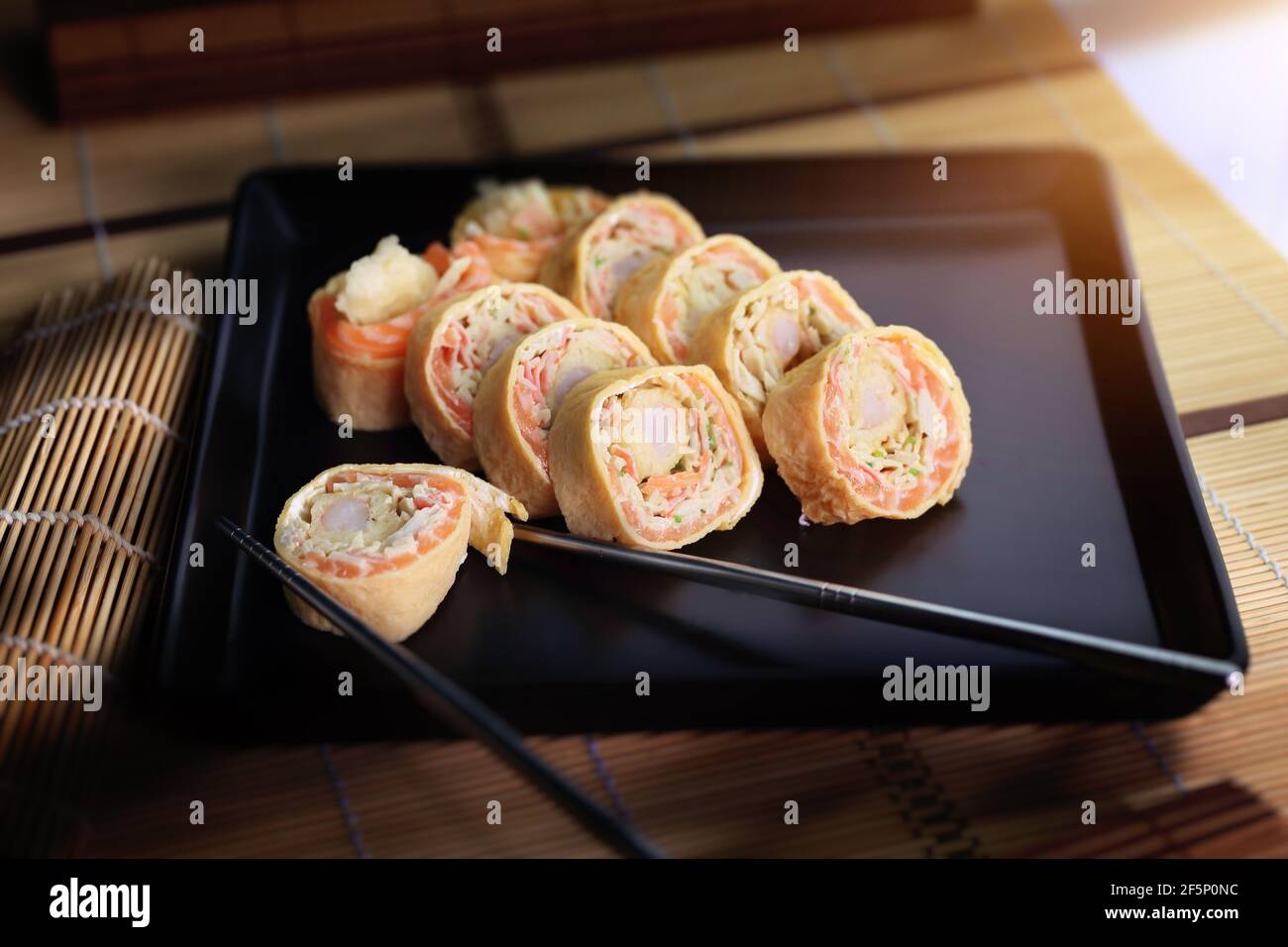 sushi di pesce delizioso e appetitoso con crosta di pasta frittella Foto Stock