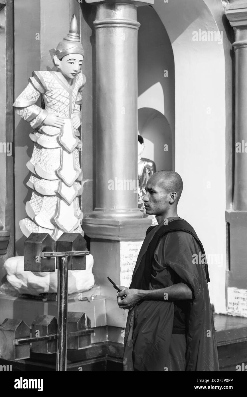 Un giovane monaco buddista a Shwedagon pagoda Yangon, Myanmar. Foto Stock