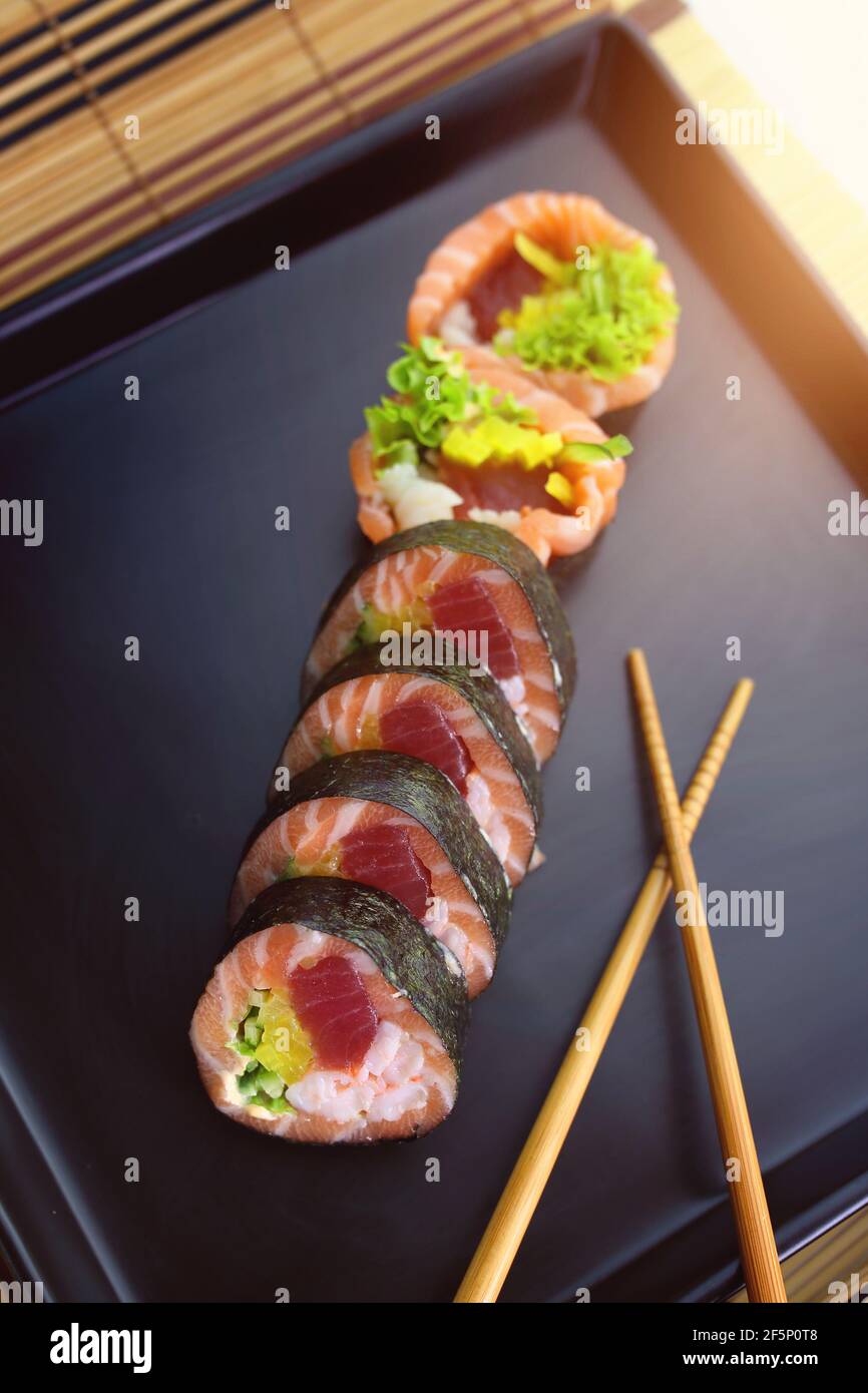 panini di sushi colorati e interessanti serviti in modo appetitoso Foto Stock
