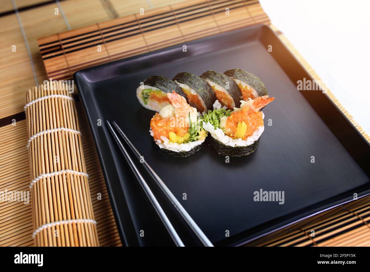 sushi di pesce su un piatto di ceramica in un asiatico tradizionale ricetta Foto Stock