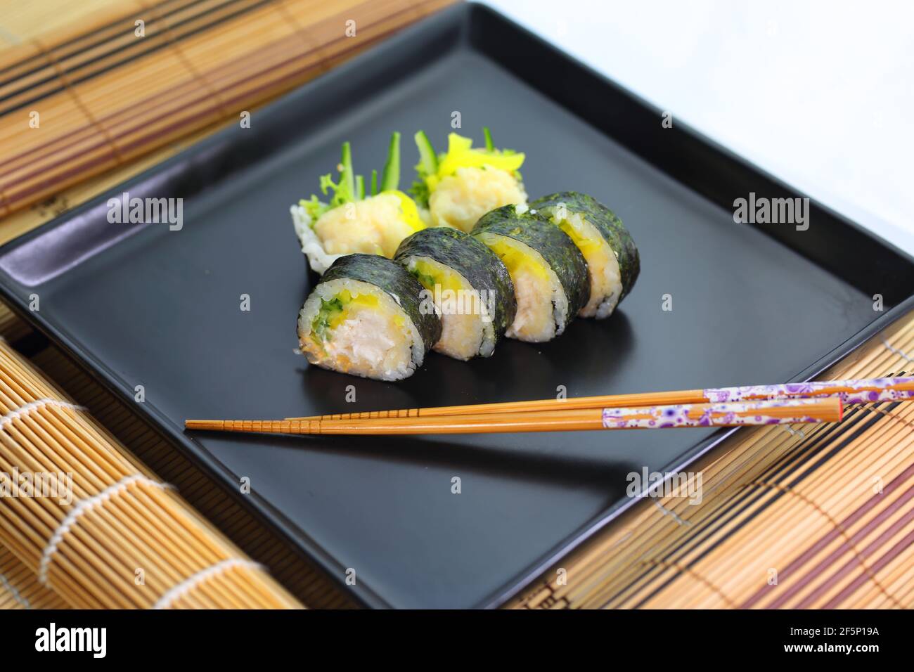 sushi di pesce su un piatto di ceramica in un asiatico tradizionale ricetta Foto Stock