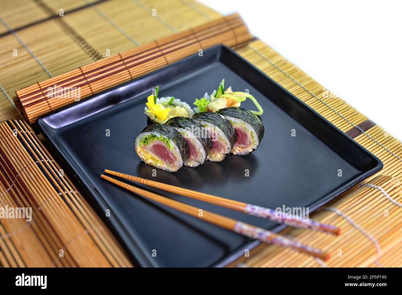 panini di sushi colorati e interessanti serviti in modo appetitoso Foto Stock