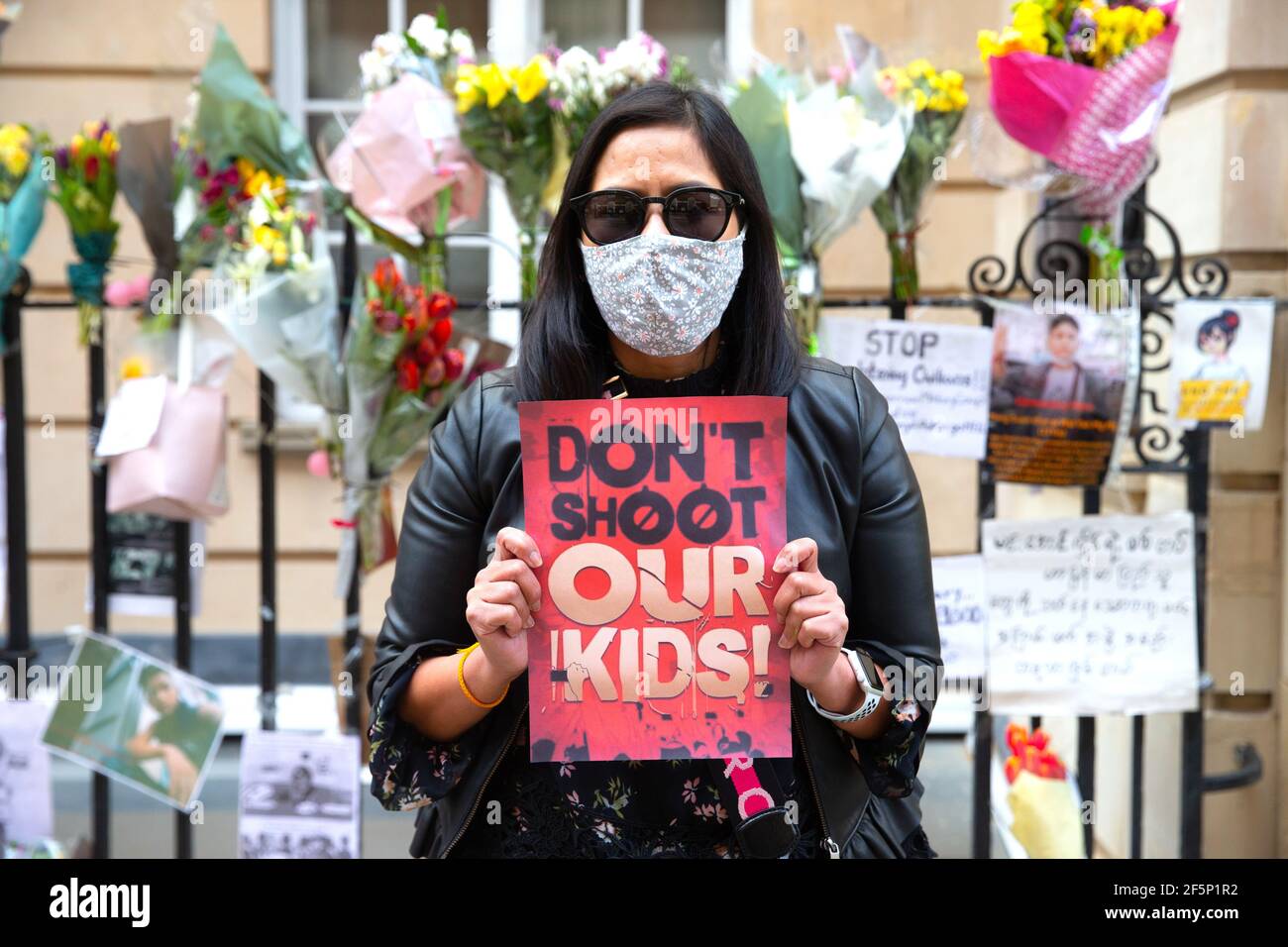 Londra, Regno Unito. 27 Marzo 2021. Manifestazione al di fuori dell'ambasciata del Myanmar a Mayfair contro il colpo di Stato militare. Molti dimostranti sono stati uccisi. Le immagini di alcune vittime sono esposte all'esterno dell'Ambasciata. Credit: Mark Thomas/Alamy Live News Foto Stock