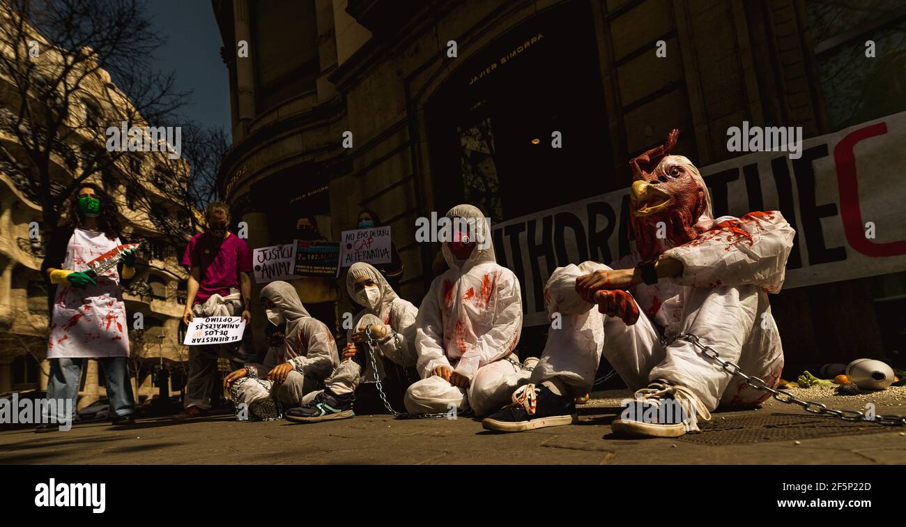 Barcellona, Spagna. 27 Marzo 2021. Gli attivisti della ribellione animale indossano costumi sanguinosi mentre protestano davanti alla rappresentanza della Commissione europea contro LA PAC (politica agricola comune) Credit: Matthias Oesterle/Alamy Live News Foto Stock