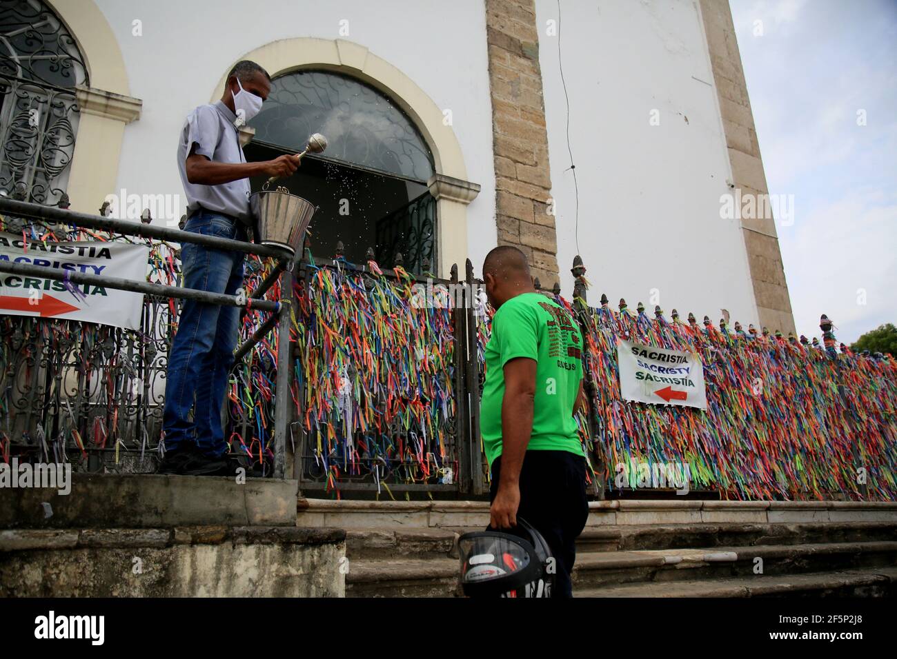 salvador, bahia, brasile - 17 febbraio 2021: Santa Messa nella Basilica di Senhor do Bonfim celebra l'inizio della Quaresima per i cattolici della città di SA Foto Stock