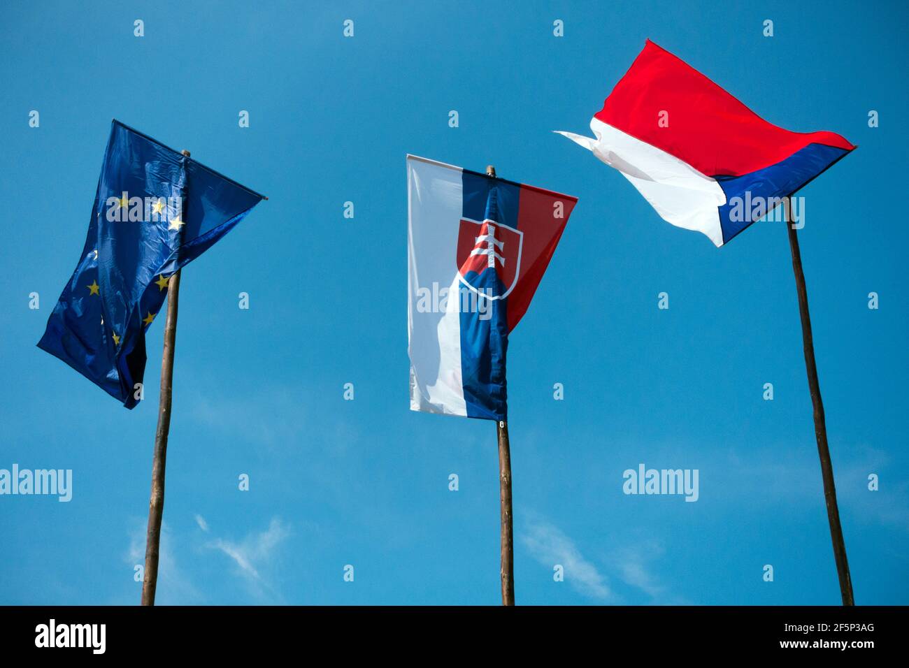Bandiera ceca e slovacca dell'Unione europea sul palo Foto Stock