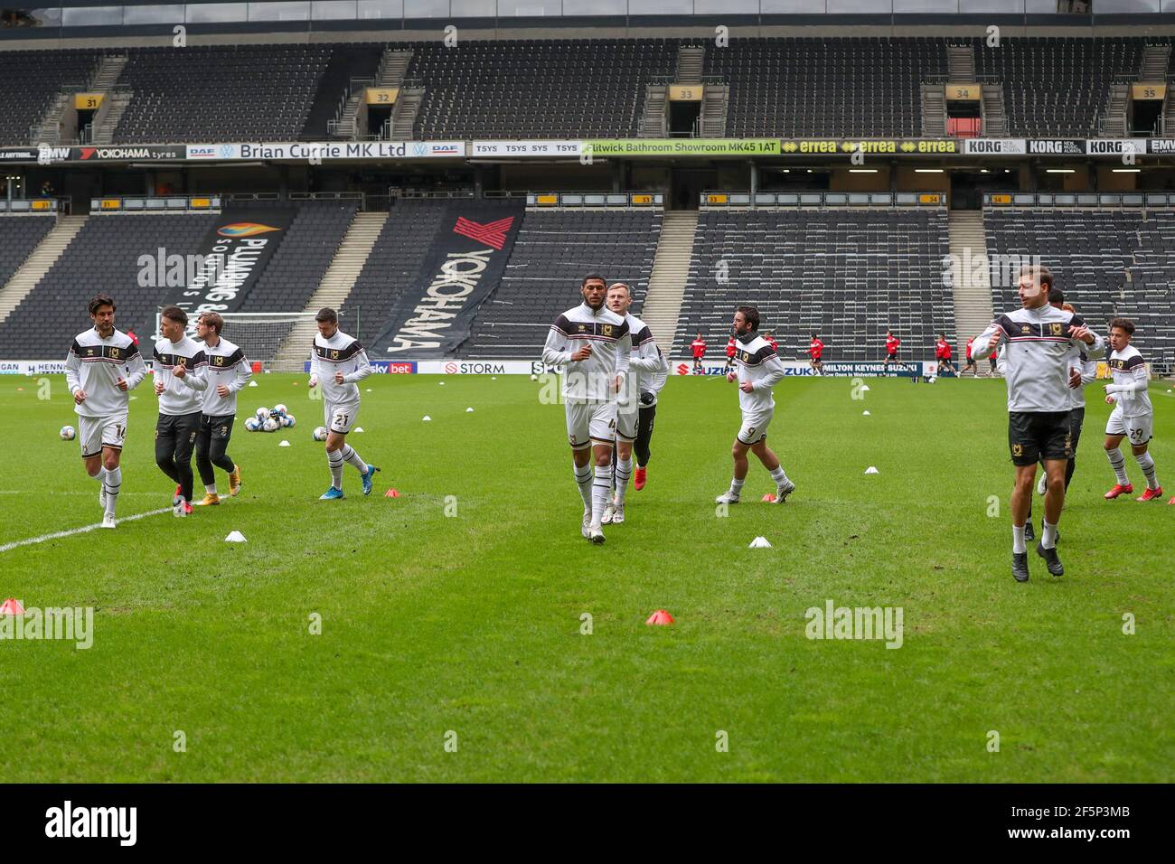MILTON KEYNES, REGNO UNITO. 27 MARZO: I giocatori di Milton Keynes Dons si riscaldano prima della partita Sky Bet League 1 tra MK Dons e Doncaster Rover allo Stadio MK, Milton Keynes sabato 27 Marzo 2021. (Credit: John Cripps | MI News) Credit: MI News & Sport /Alamy Live News Foto Stock