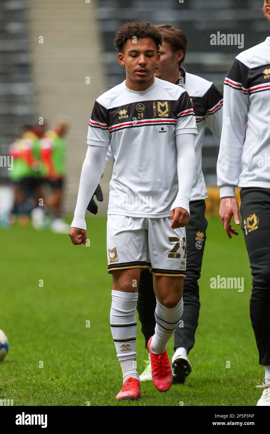 MILTON KEYNES, REGNO UNITO. 27 MARZO: Milton Keynes Dons Matthew Sorinola si riscalda prima della partita Sky Bet League 1 tra MK Dons e Doncaster Rovers allo Stadio MK, Milton Keynes sabato 27 Marzo 2021. (Credit: John Cripps | MI News) Credit: MI News & Sport /Alamy Live News Foto Stock