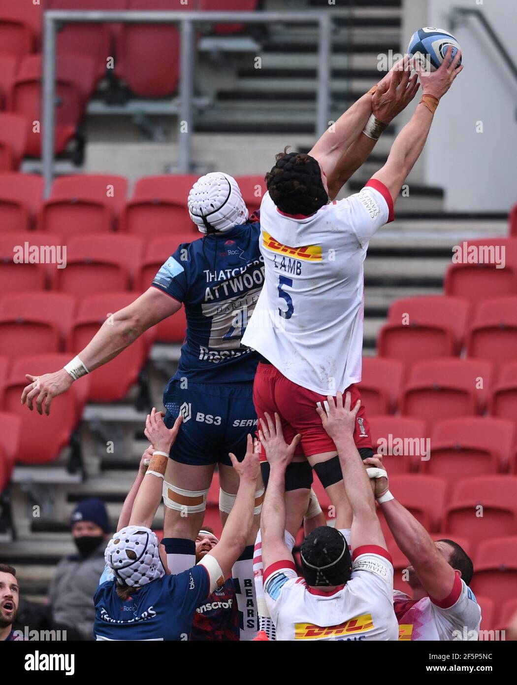 Ashton Gate Stadium, Bristol, Regno Unito. 27 Marzo 2021. Premiership Rugby Union, Bristol Bears contro Harlequins; Dave Attwood di Bristol Bears compete per la palla in linea con Dino Agnello di Harlequins Credit: Action Plus Sports/Alamy Live News Foto Stock