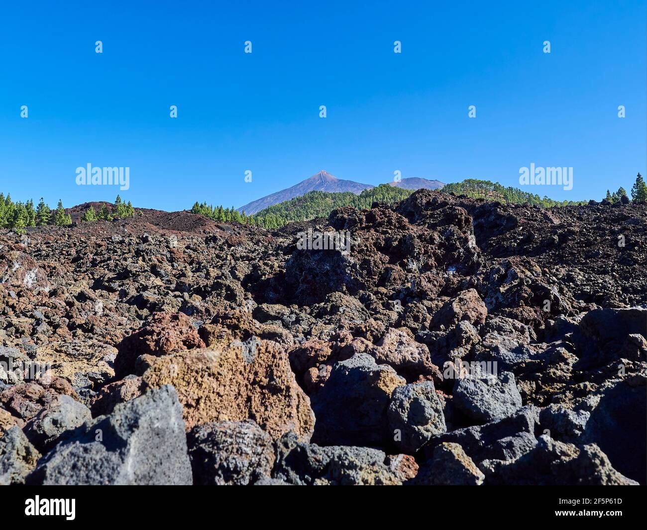 El Teide è un vulcano e la vetta più alta dell'isola di tenerife, Spagna. Una destinazione di viaggio popolare per escursioni e trekking. Foto Stock