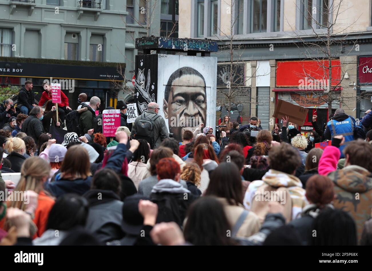 Black Lives Matter i dimostranti prendono un ginocchio durante una protesta "Kill the Bill" contro la polizia, il crimine, la condanna e i tribunali Bill in St Peter's Square, Manchester. Data immagine: Sabato 27 marzo 2021. Foto Stock
