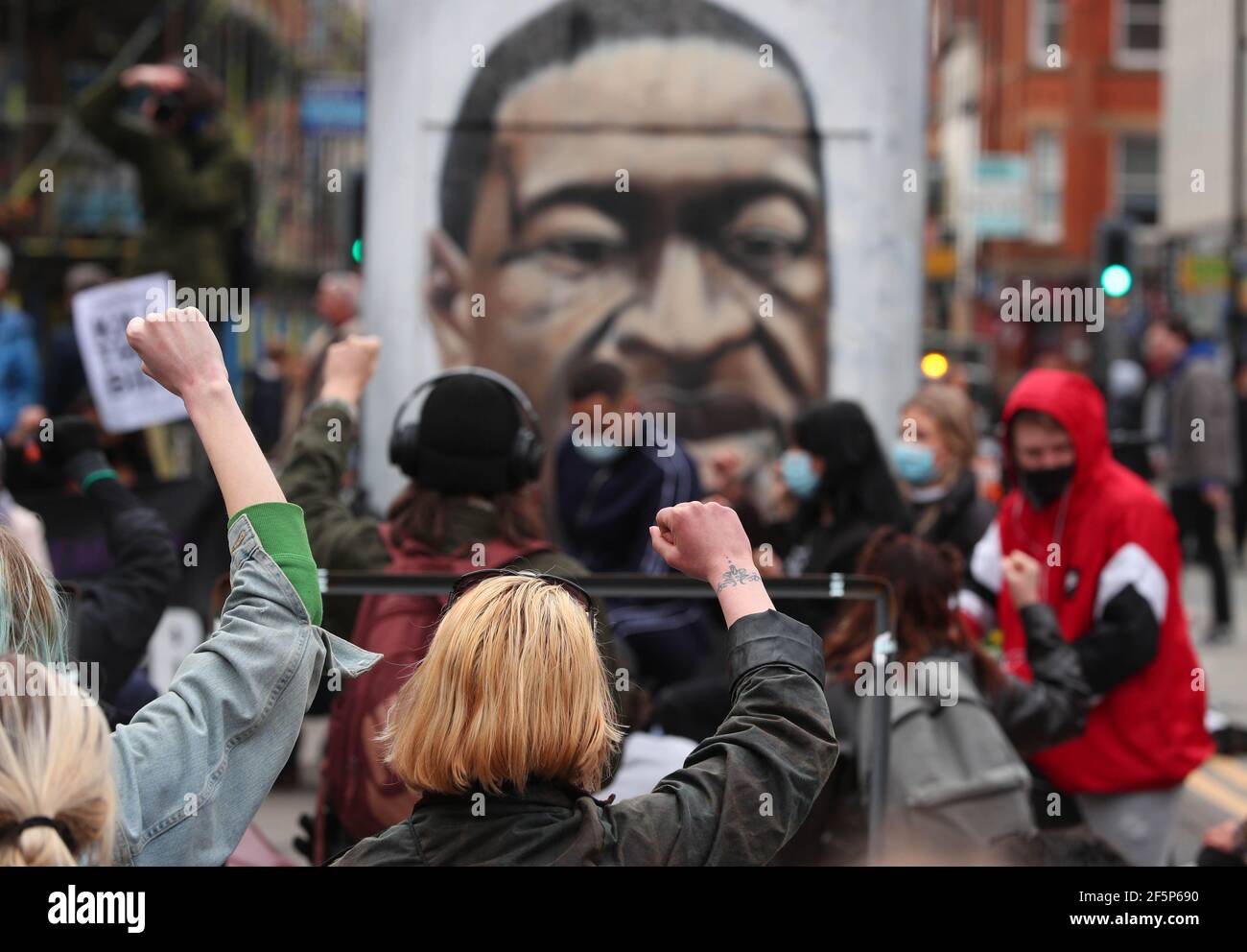 Black Lives Matter i dimostranti prendono un ginocchio durante una protesta "Kill the Bill" contro la polizia, il crimine, la condanna e i tribunali Bill in St Peter's Square, Manchester. Data immagine: Sabato 27 marzo 2021. Foto Stock