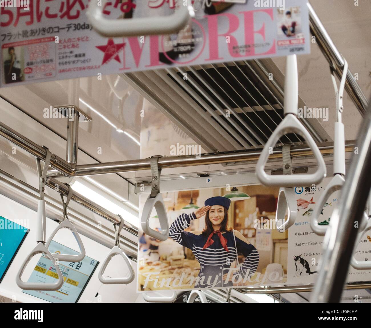 Tokyo, Giappone - Satomi Ishihara, attrice giapponese a Tokyo bandiera della campagna metropolitana appesa al soffitto. Foto Stock