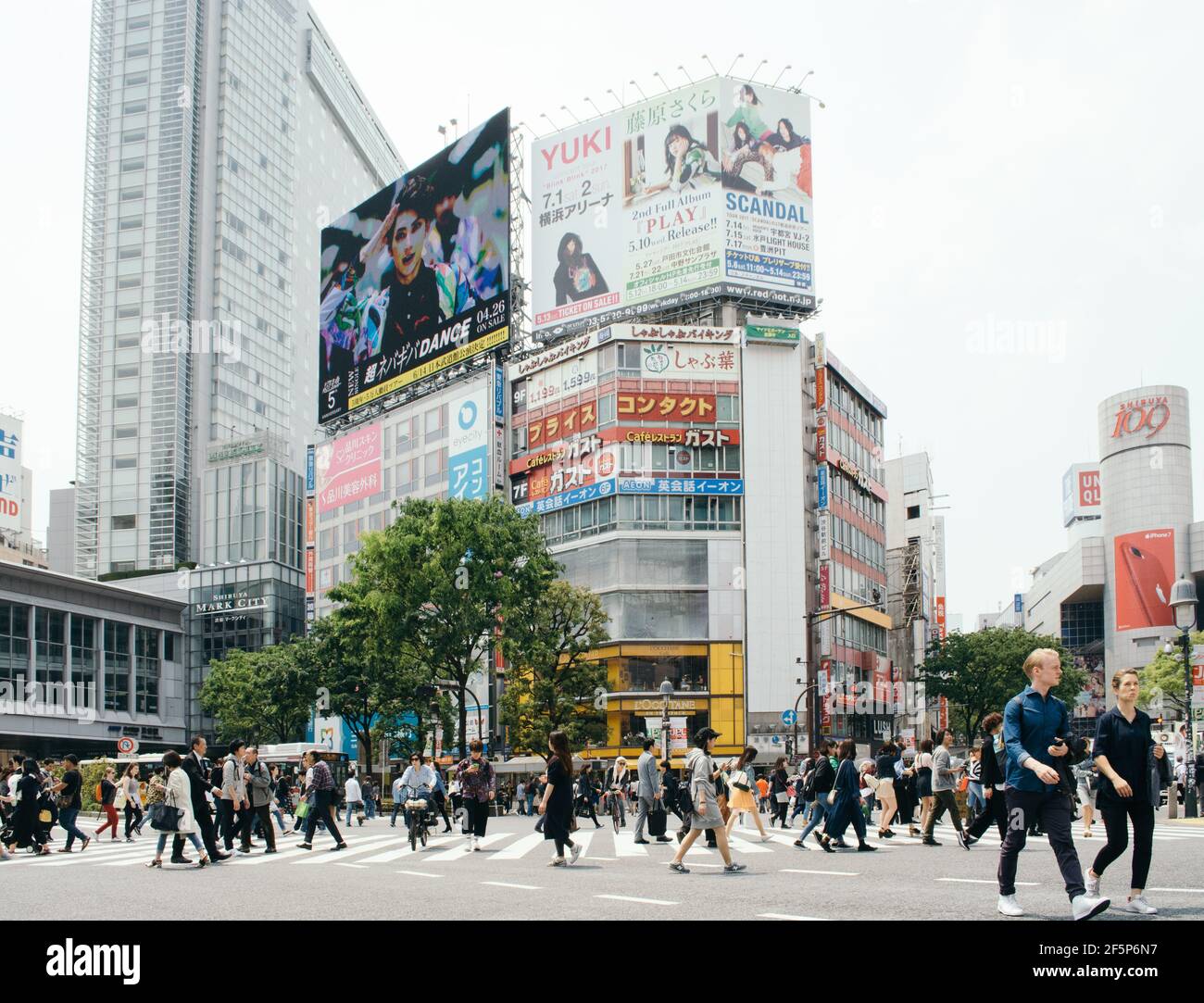 Shibuya, Tokyo, Giappone - Shibuya scramble crossing. Molte persone attraversano la strada in una delle zone più trafficate del mondo. Foto Stock