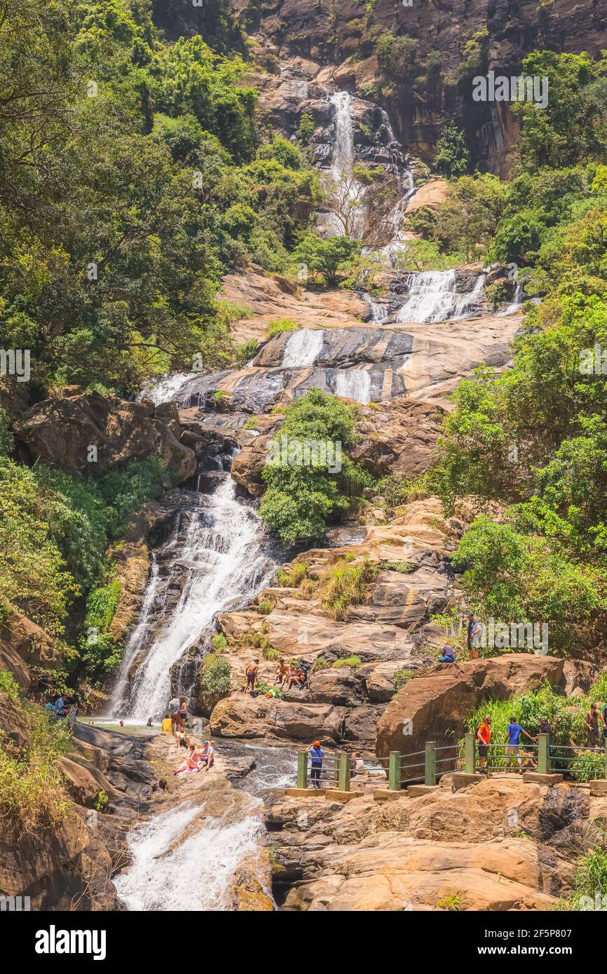 Ella, Sri Lanka - Marzo 24 219: I turisti godono di una visita e di una nuotata alla cascata delle Cascate di Ravana a Ella, Sri Lanka, in una giornata di sole. Foto Stock