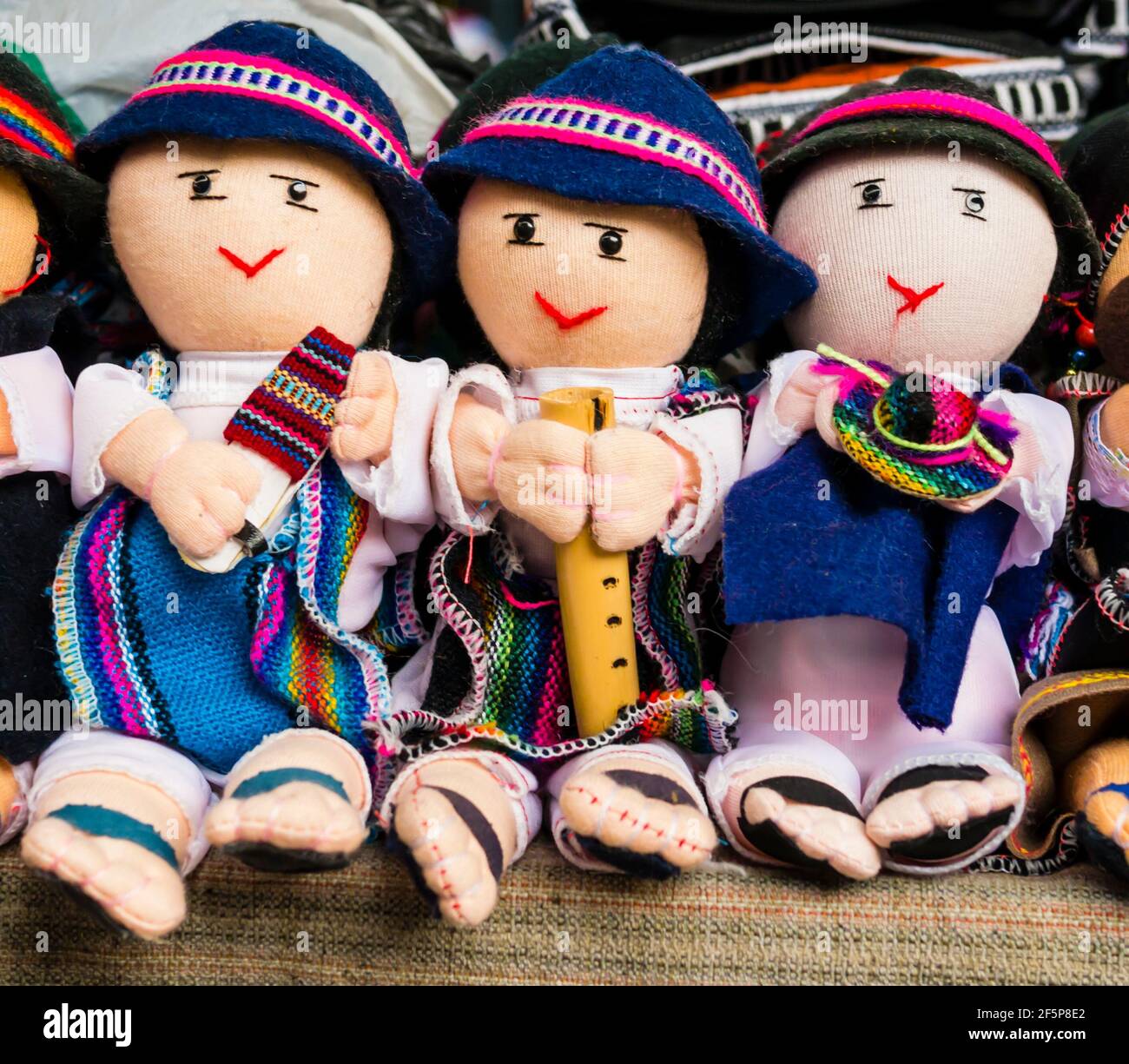 Particolare di bambole di straccio maschile in abiti tradizionali che suonano strumenti musicali, Otavalo Market, Ecuador Foto Stock