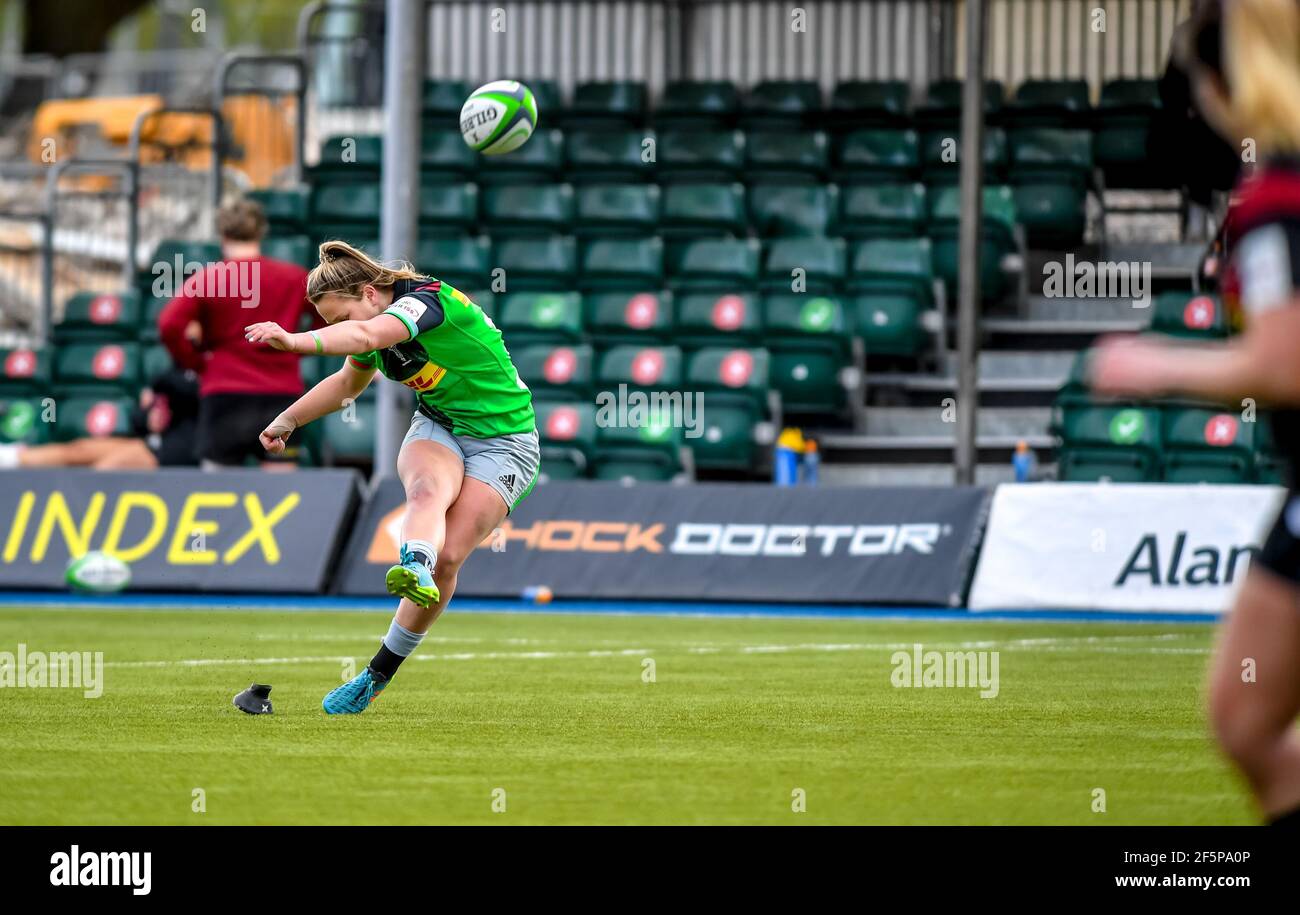 Londra, Regno Unito. 27 Marzo 2021. Ellie Green of Harlequins Women calcia per la conversione durante la partita delle donne Allianz Premier 15s tra Saracens Women e Harlequins Women allo Stonex Stadium di Londra, Inghilterra, il 27 marzo 2021. Foto di Phil Hutchinson. Solo per uso editoriale, è richiesta una licenza per uso commerciale. Nessun utilizzo nelle scommesse, nei giochi o nelle pubblicazioni di un singolo club/campionato/giocatore. Credit: UK Sports Pics Ltd/Alamy Live News Foto Stock