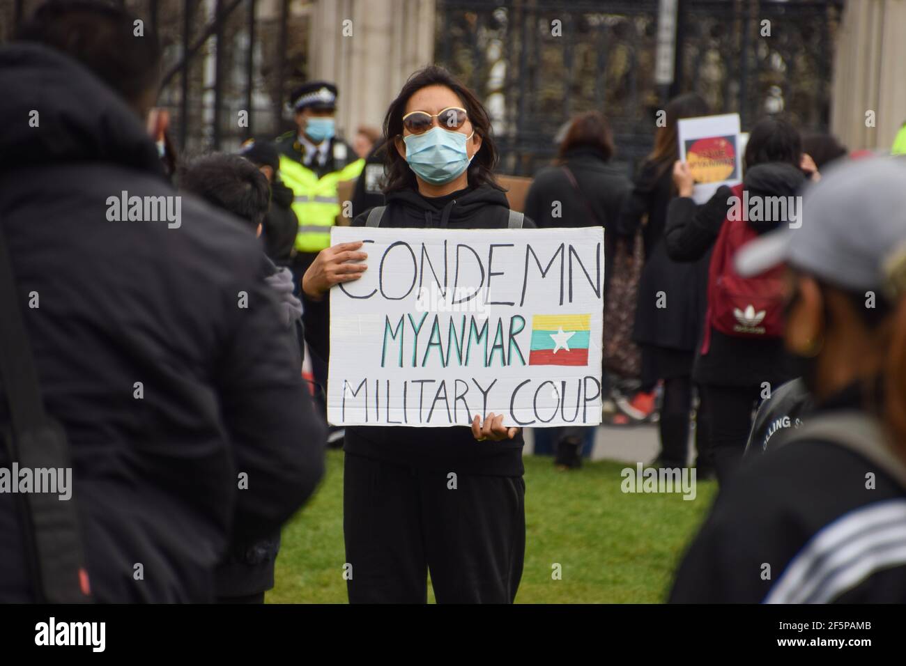 Londra, Regno Unito. 27 Marzo 2021. Un manifestante ha un segno che recita "condannare il colpo di Stato militare del Myanmar" alla protesta del colpo di Stato del Myanmar in Piazza del Parlamento. Credit: Vuk Valcic/Alamy Live News Foto Stock