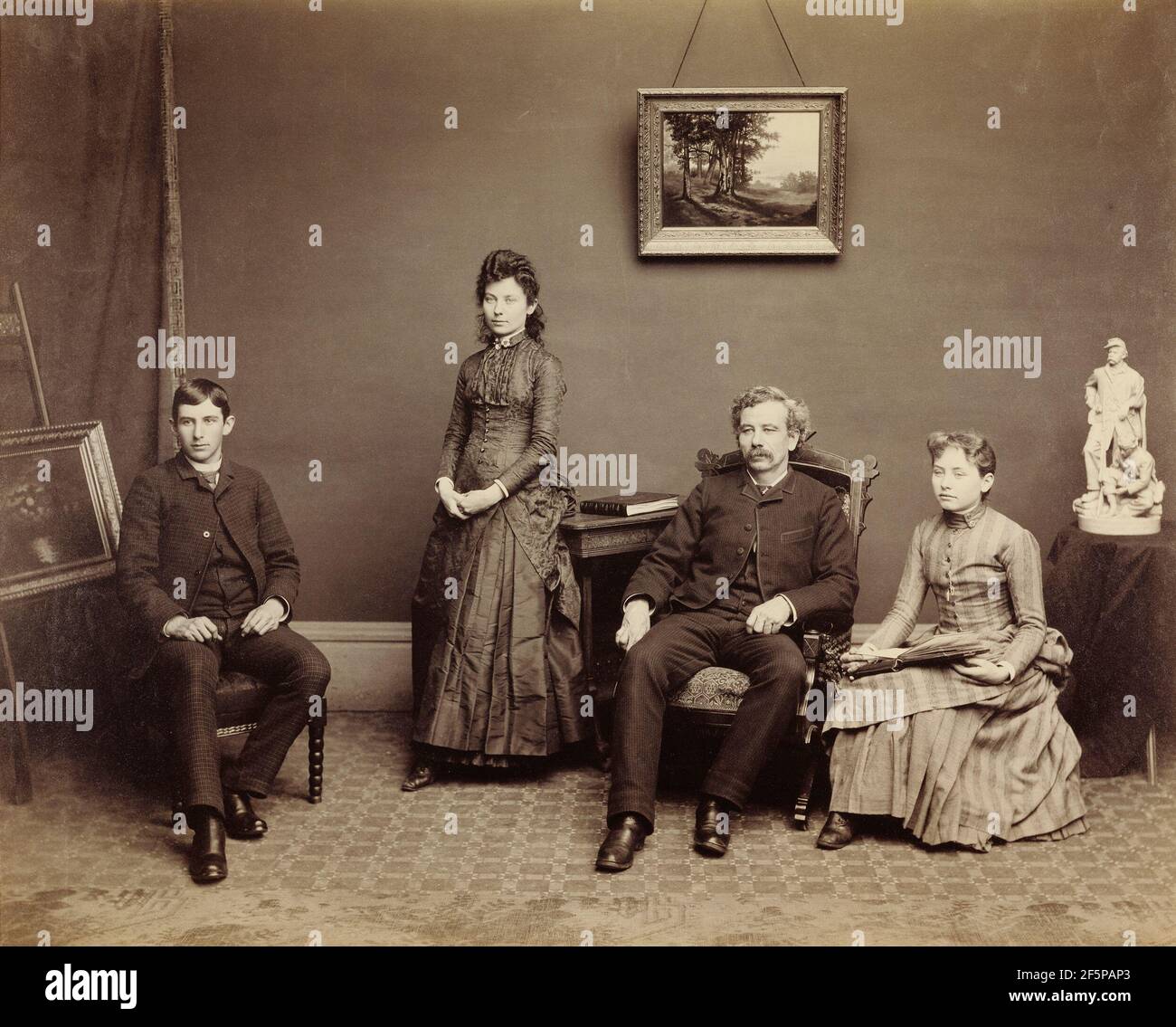 Henry Hamilton Bennett con la sua famiglia: Ashley, Harriet e Nellie. Henry Hamilton Bennett (americano, nato Canada, 1843 - 1908) Foto Stock