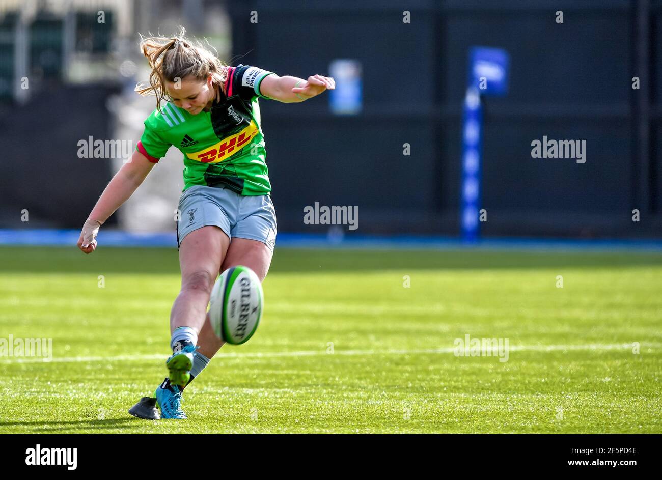 Londra, Regno Unito. 27 Marzo 2021. Ellie Green of Harlequins Women calcia per la conversione durante la partita delle donne Allianz Premier 15s tra Saracens Women e Harlequins Women allo Stonex Stadium di Londra, Inghilterra, il 27 marzo 2021. Foto di Phil Hutchinson. Solo per uso editoriale, è richiesta una licenza per uso commerciale. Nessun utilizzo nelle scommesse, nei giochi o nelle pubblicazioni di un singolo club/campionato/giocatore. Credit: UK Sports Pics Ltd/Alamy Live News Foto Stock