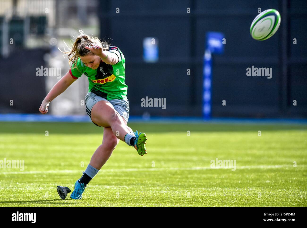 Londra, Regno Unito. 27 Marzo 2021. Ellie Green of Harlequins Women calcia per la conversione durante la partita delle donne Allianz Premier 15s tra Saracens Women e Harlequins Women allo Stonex Stadium di Londra, Inghilterra, il 27 marzo 2021. Foto di Phil Hutchinson. Solo per uso editoriale, è richiesta una licenza per uso commerciale. Nessun utilizzo nelle scommesse, nei giochi o nelle pubblicazioni di un singolo club/campionato/giocatore. Credit: UK Sports Pics Ltd/Alamy Live News Foto Stock