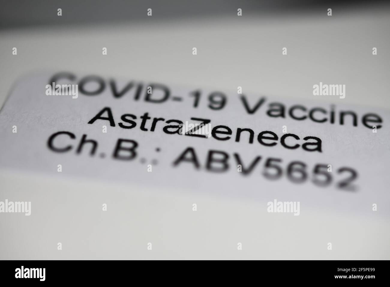 Viersen, Germania - 1 marzo. 2021: Makro closeup dell'etichetta con il numero di codice lotto del vaccino astrazeneca covid-19 Foto Stock