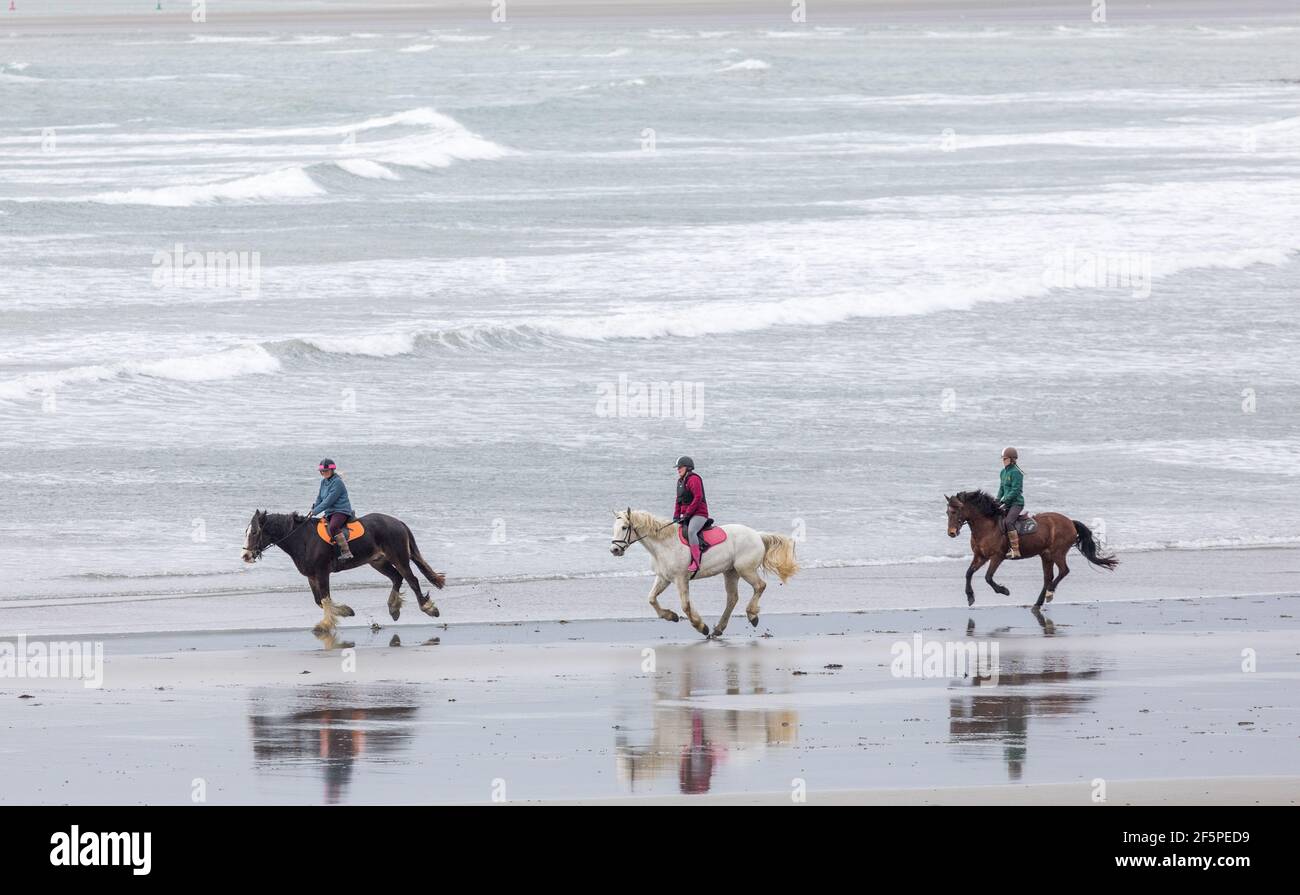 Coolmain, Cork, Irlanda. 27 marzo 2021. LtoR; Susan Nicholson in giro con le sue figlie Ella e Jessie su Coolmain Strand, Co. Cork, Irlanda. - credito; David Creedon / Alamy Live News Foto Stock