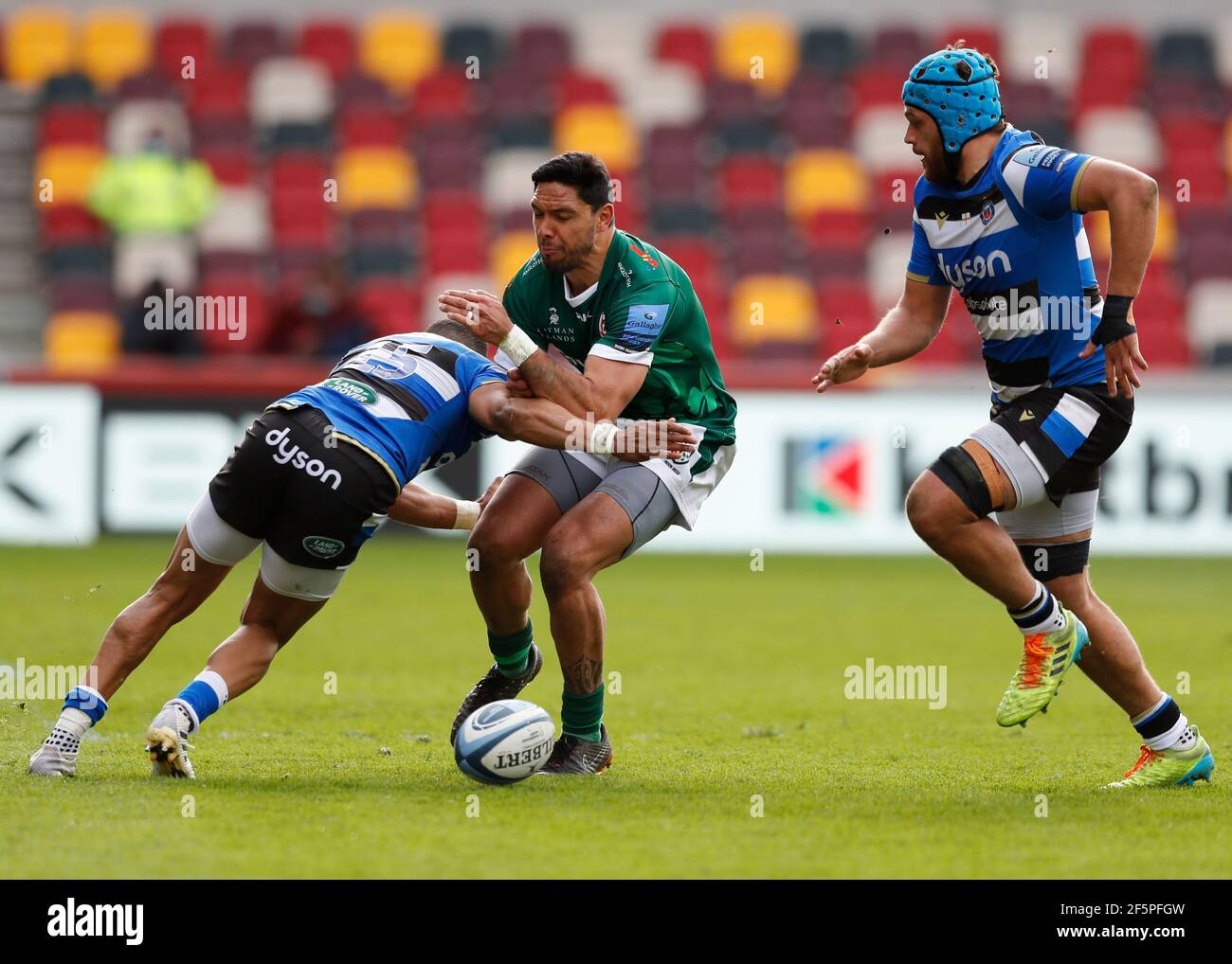 Londra, Regno Unito. 27 marzo 2021 Brentford Community Stadium, Londra, Inghilterra; Gallagher Premiership Rugby, London Irish Versus Bath; Anthony Watson of Bath Tackles Curtis Rona of London Irish Credit: Action Plus Sports Images/Alamy Live News Foto Stock